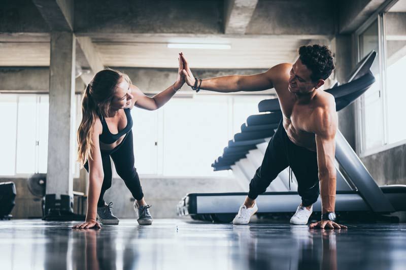 pareja entrenando