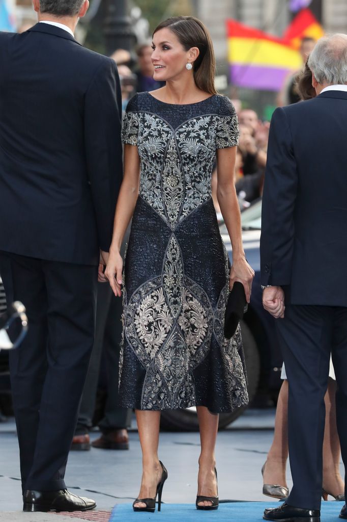 reina Letizia vestido gris bordados