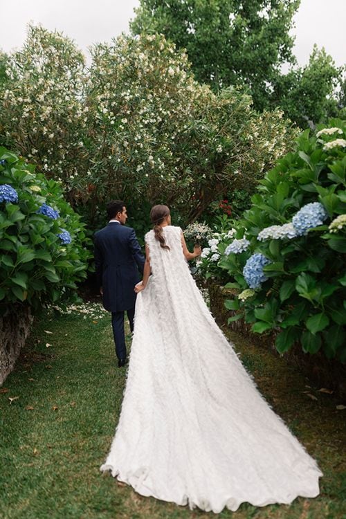 Capa de plumas para novias