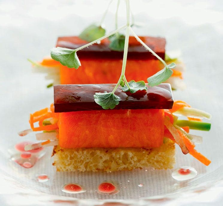 Canapés de verduras con gelatina de remolacha