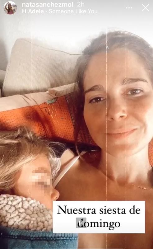 Natalia Sánchez echándose la siesta con Lia