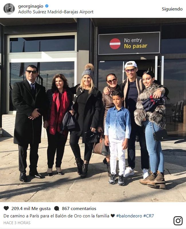 Cristiano Ronaldo y su familia camino a París