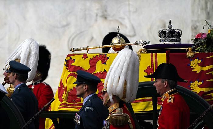 La corona y los símbolos junto al féretro de Isabel II