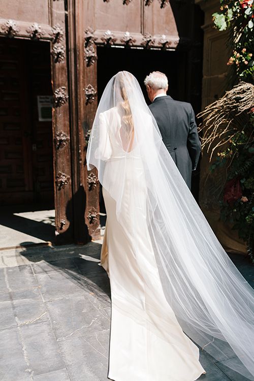 Vestido de novia con velo largo