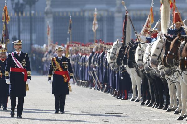 Don Felipe recuperó la tradición de pasar revista a la Guardia Real en el Patio de la Armería, algo que en los últimos dos años no se había llevado a cabo
