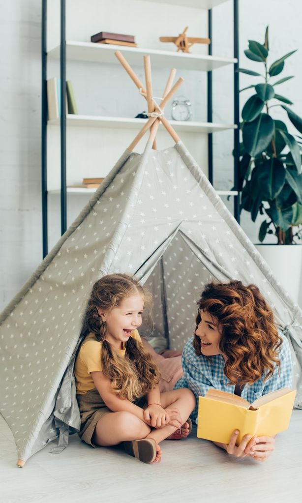 Madre e hija jugando en un tipi