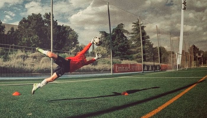 Lucas jugando al fútbol