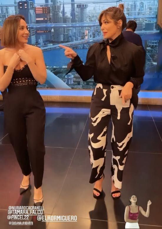 Nuria Roca con pantalones estampados