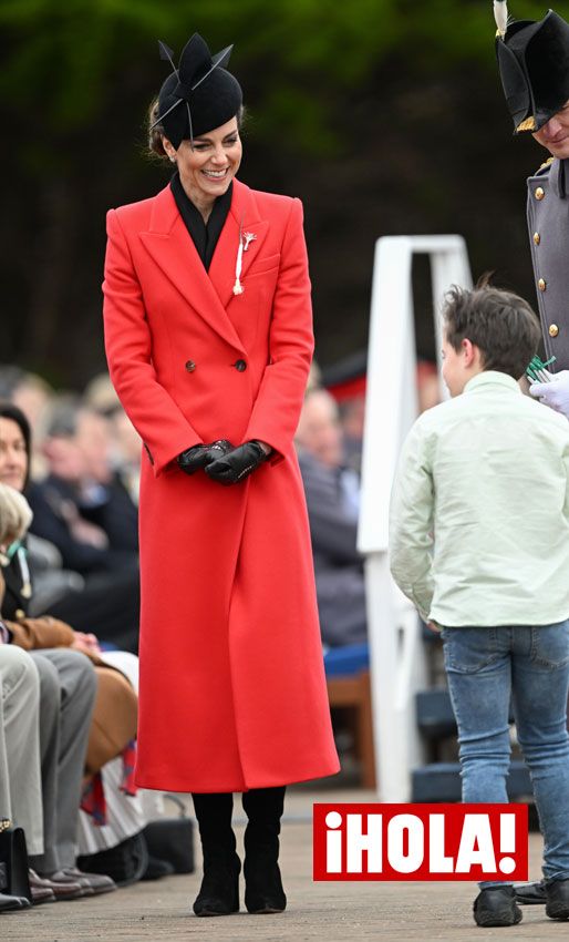 Kate Middleton estrena un abrigo rojo, guantes troquelados y un tocado de plumas en el Día de San David
