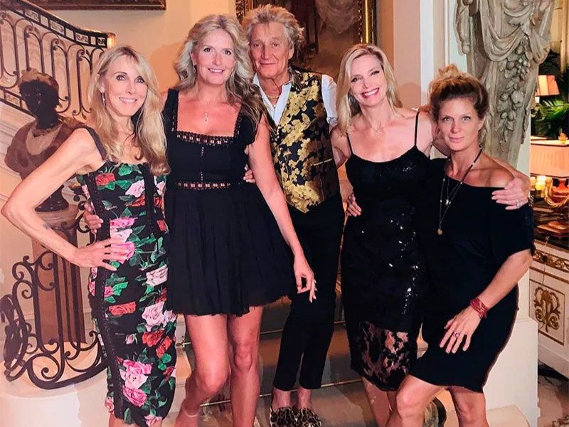 Rod Stewart con cuatro de las cinco mujeres de su vida