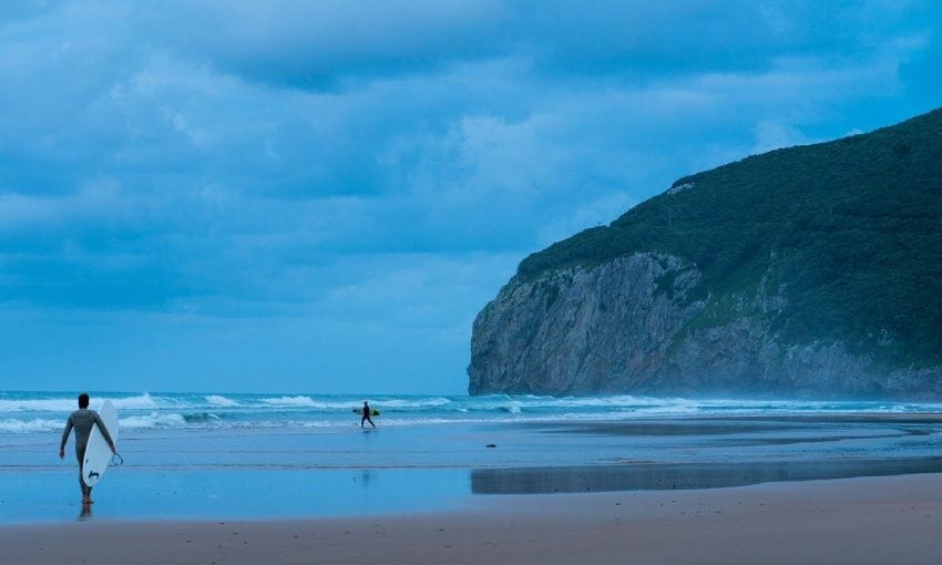 playa de berria con bandera azul en las marismas de santo a victoria y joyel cantabria