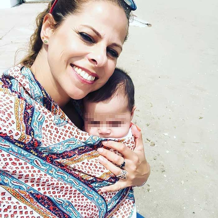 Pastora Soler lleva por primera vez a la playa a la pequeña Vega