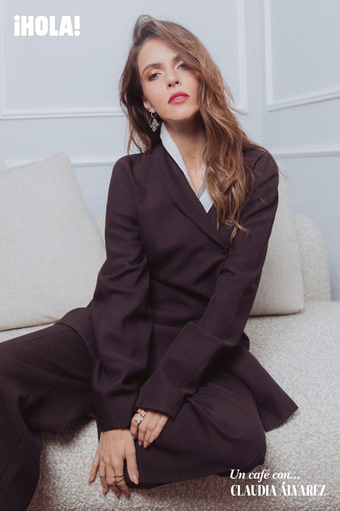 Claudia luce un conjunto de pantalón y chaqueta de Fendi junto con una camisa de la misma marca italiana. La actriz combinó este conjunto con tacones altos de Christian Louboutin. En cuanto a sus joyas, lleva un anillo de la colección Princess Flower y pendientes de la colección Venetian Princess, ambas piezas de Roberto Coin. 