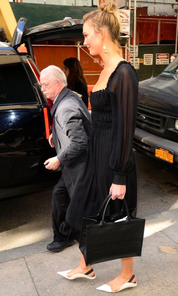 karlie kloss con un total look negro