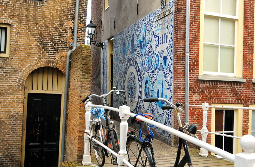 La cerámica azul presente en las calles de Delft