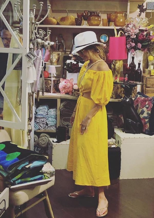 Jennifer Lopez en Italia con vestido 'cut out' amarillo