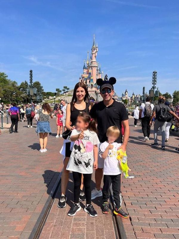 La familia de Xavi Hernández en Disneyland París 