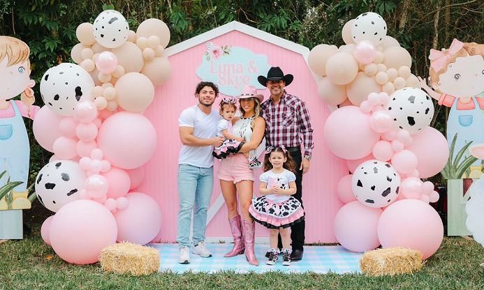 Ximena Duque en la fiesta de cumpleaños de sus hijas, Luna y Skye