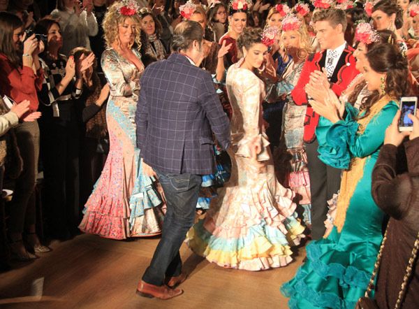 Alma ha recorrido la pasarela vestida de flamenca, como ya hicieron Gloria Ortega o Isa Pantoja, ¿seguirá sus pasos?
