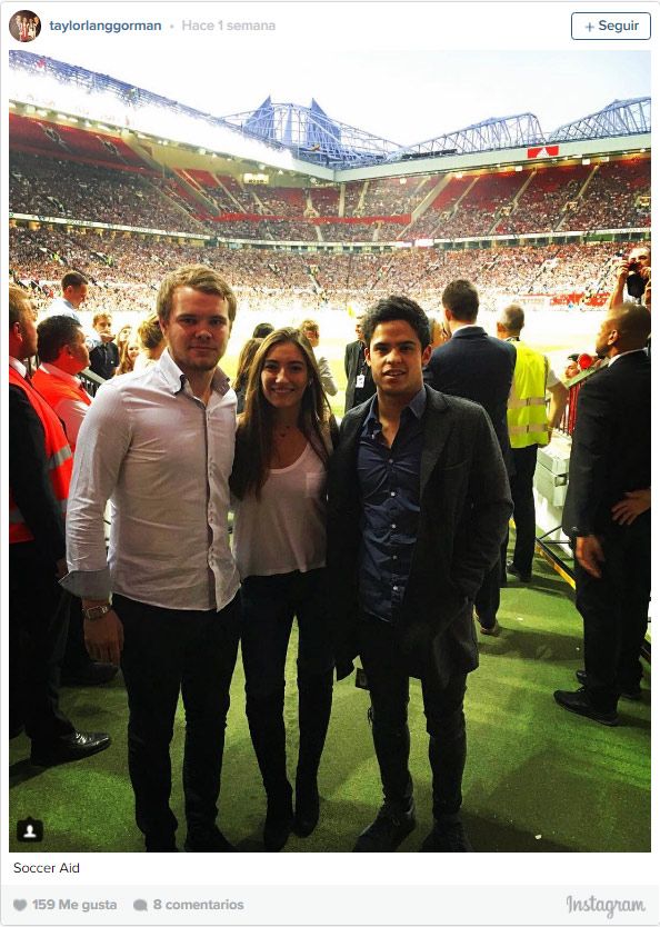 Matilde y Danny a pie de campo en el estadio de Manchester
