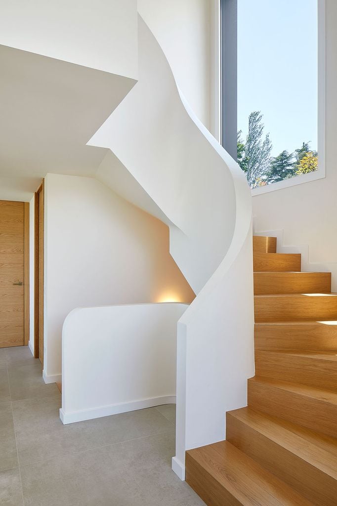 Escalera con peldaños de madera