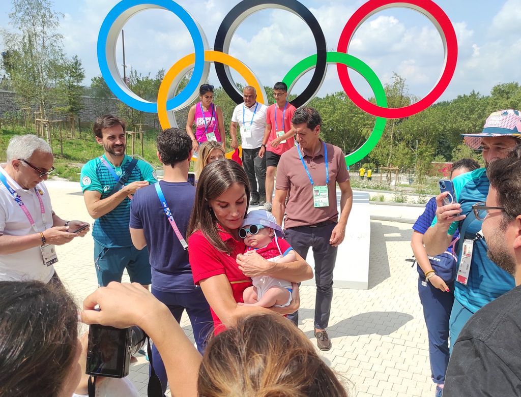 La Reina visita la Villa Olímpica de París para saludar a voluntarios, trabajadores y deportistas del Equipo Olímpico Español en los Juegos