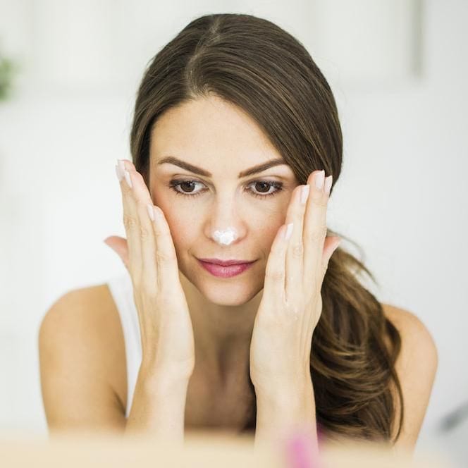 
Durante tu rutina de limpieza diaria puedes incorporar un corto masaje facial
