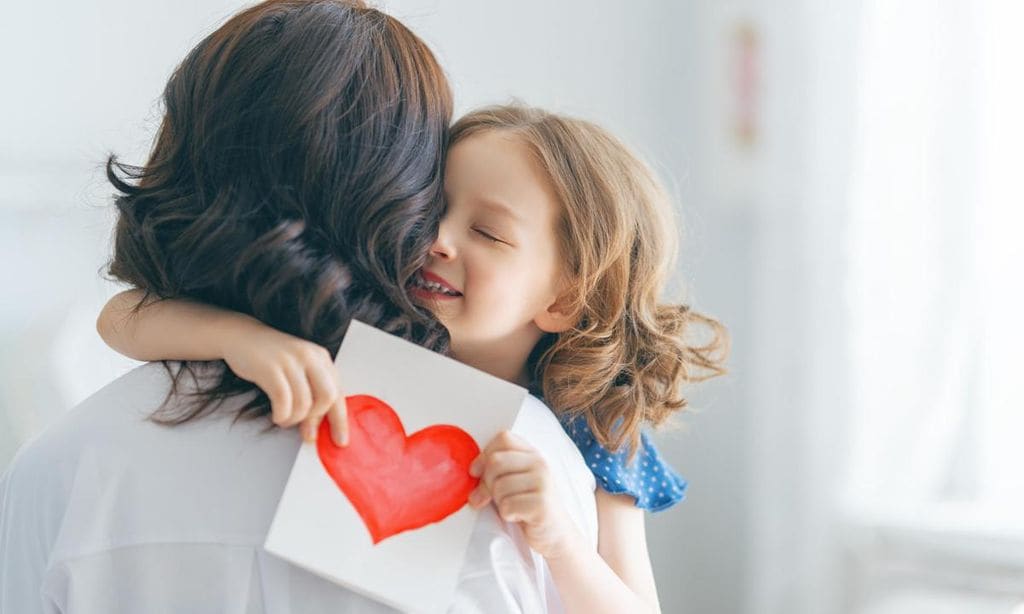 madre con su hija abrazadas