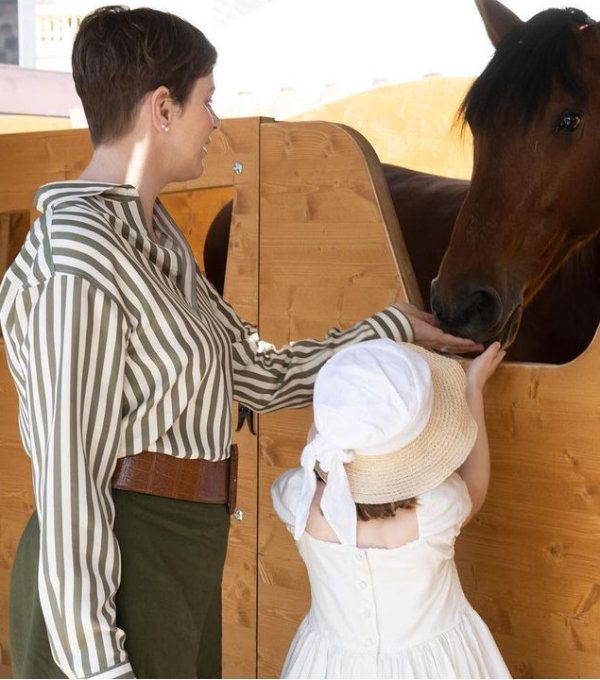 Charlene de Mónaco con pantalón 'palazzo' verde