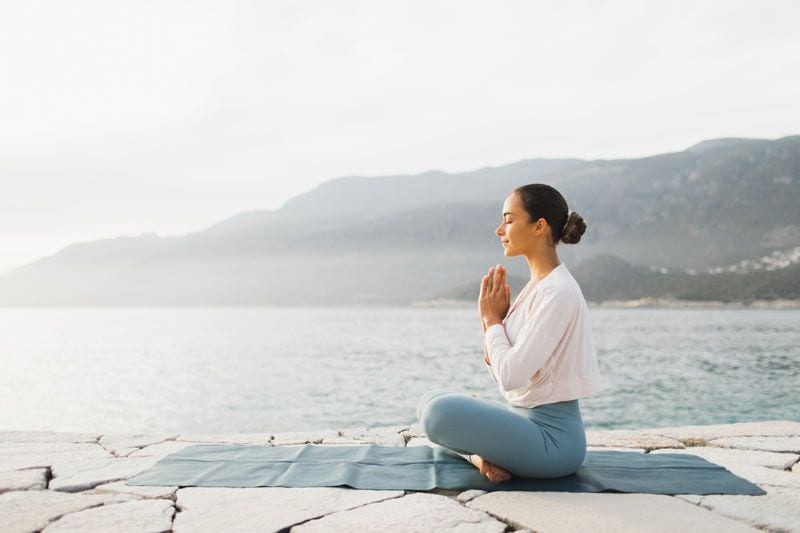 mujer yoga aire libre