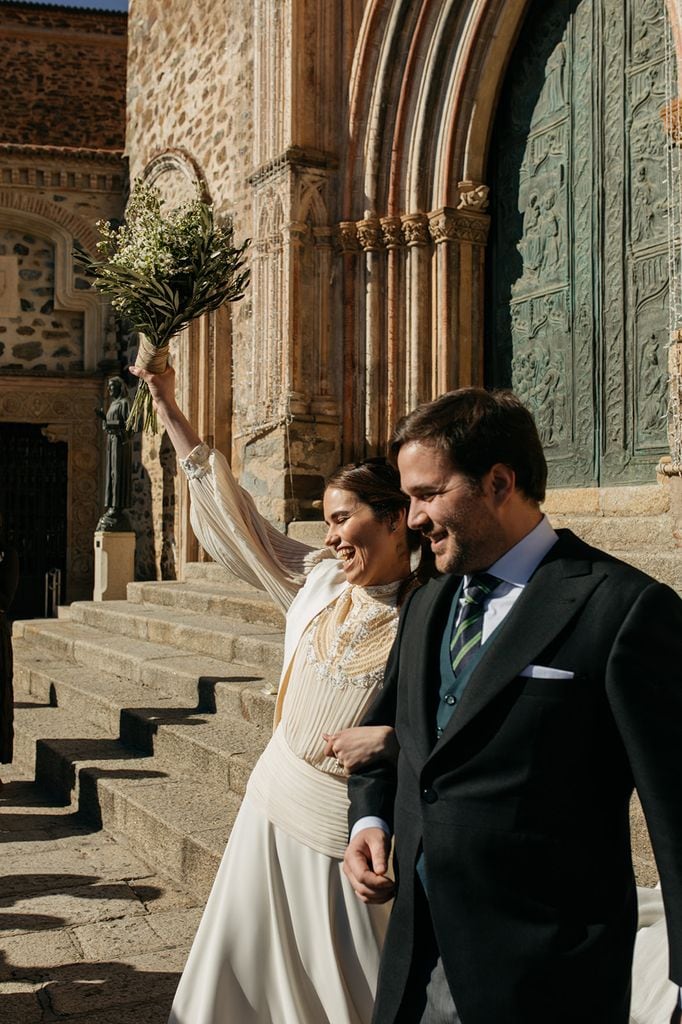 Boda en Cáceres de Alicia con look de novia plisado