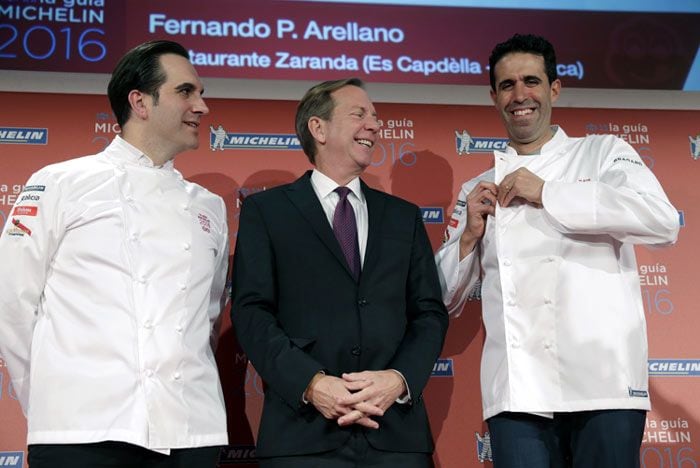 Mario Sandoval, a la izquierda, y Fernando P. Arellano, a la derecha (chefs de los dos únicos restaurantes que han obtenido su segunda estrella), durante un momento de la gala.
