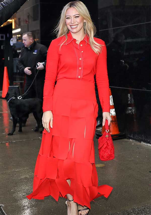 hilary duff look rojo