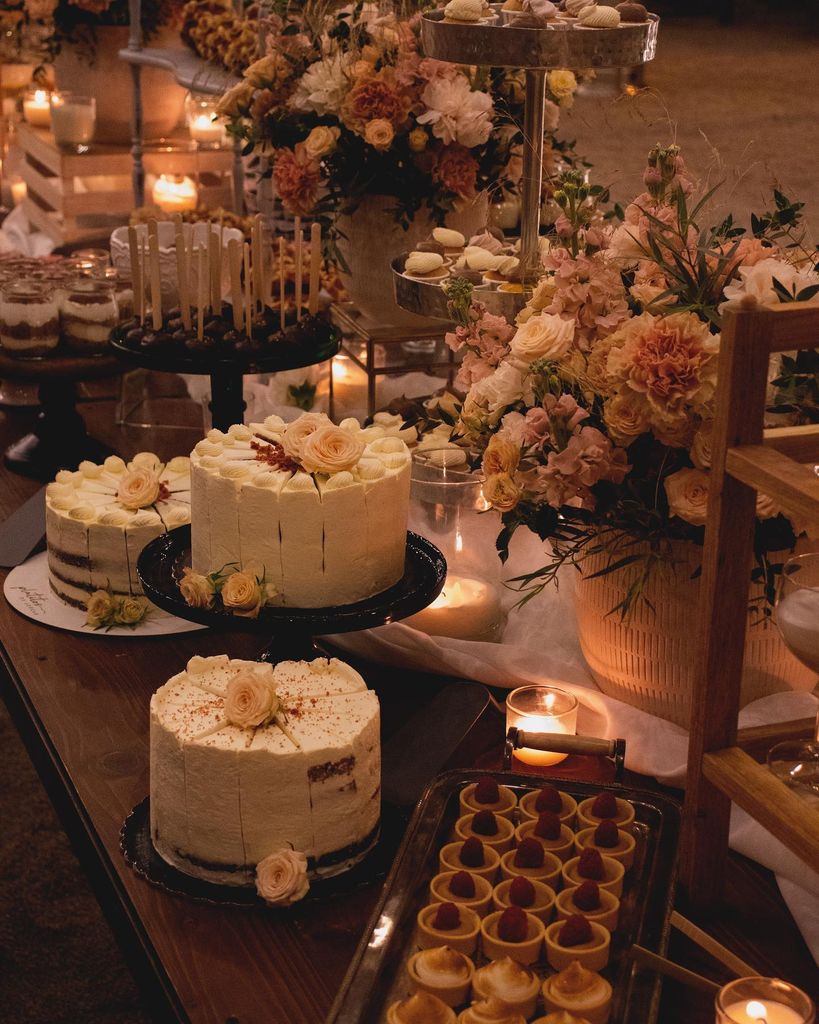 Mesa dulce con postres para bodas