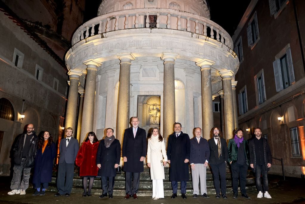 La reina Letizia de destacó a su llegada a Italia con un atuendo total white 