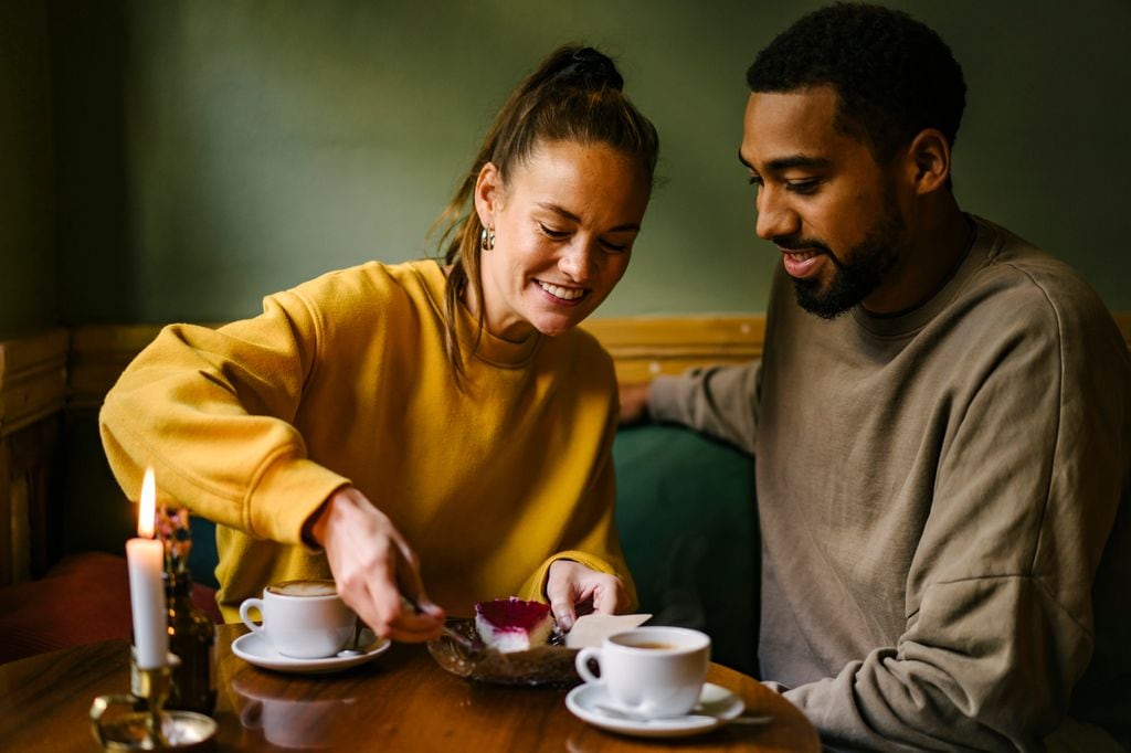 pareja tomando un café con tarta en un restaurante