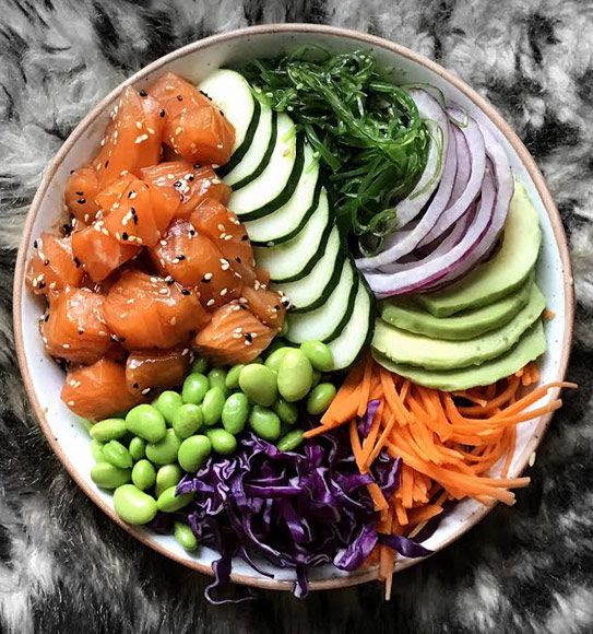 ‘Poke bowls’ de atún salvaje, pulpo o salmón marinado son las especialidades del chef Maykel Bustamante en el restaurante Bananas, en Barcelona.
