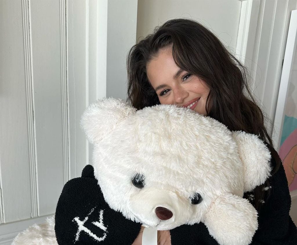 Selena Gomez abrazando un oso blanco de peluche 