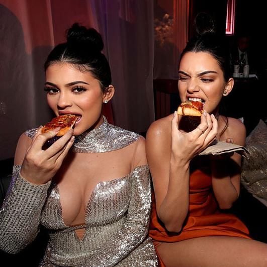kylie y kendall jenner comiendo pizza