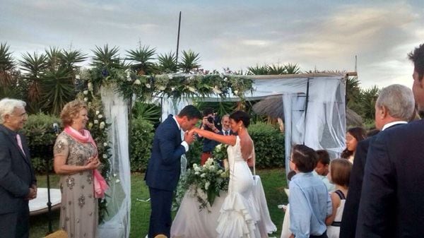 En la imagen se observa la felicidad de los recién casados y la de sus familiares. Tanto el padre de Alonso, el mítico periodista Andrés Caparrós, como su hermano Andrés, ocuparon un lugar privilegiado en la ceremonia
