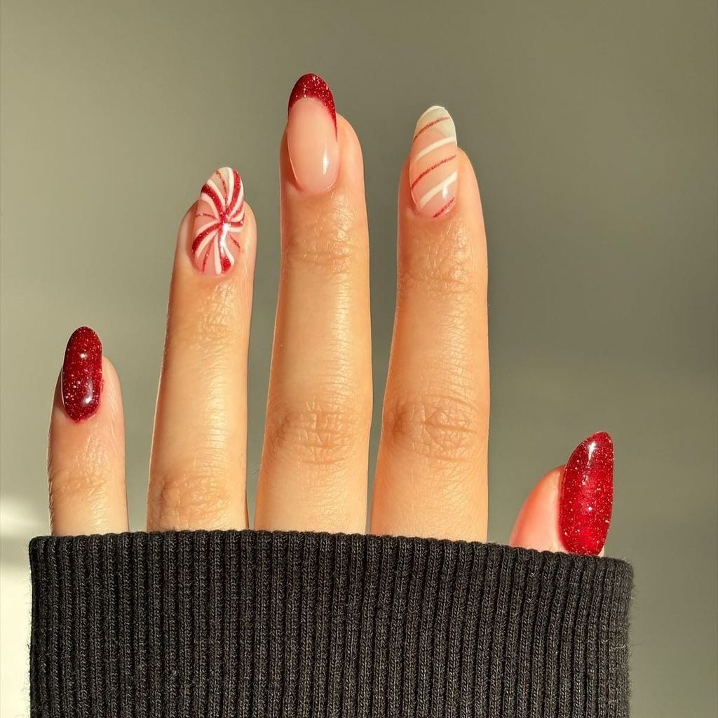 Manicura navideña con nail art de dulces