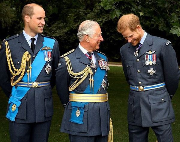 Carlos de Inglaterra, el príncipe Harry y el príncipe Guillermo