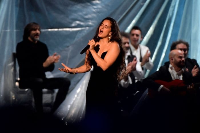 Rosalía durante su actuación en los Grammy Latinos