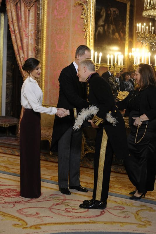 Reyes Felipe y Letizia con Simon Manley, embajador de Reino Unido en España