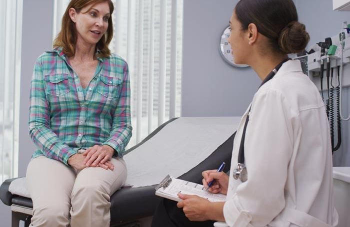 mujer en el médico