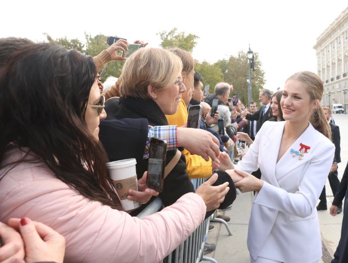 Leonor de Borbón saludando fuera del Palacio Real