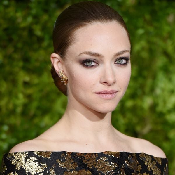 Amanda Seyfried sabe que hay veces que, dependiendo del look, es mejor darle protagonismo sólo a los ojos o los labios. En este caso, la actriz prefirió centrar todos los flashes en su mirada enmarcándola en negro y sombras oscuras para que resaltaran aun más sus ojos claros
