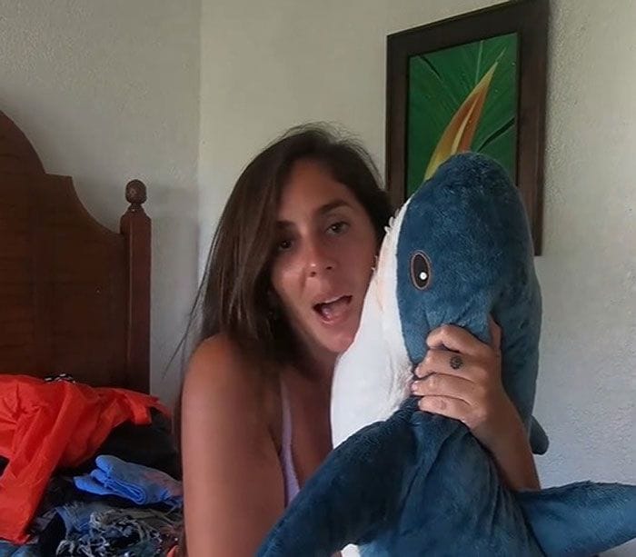 Anabel Pantoja y su peluche de tiburón 