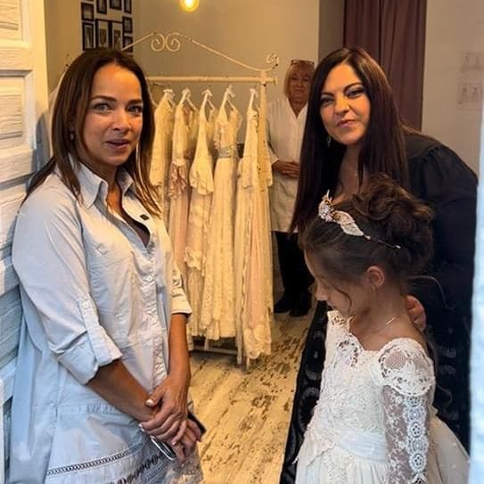 Adamari López con Alaïa en la búsqueda de su vestido de Primera Comunión