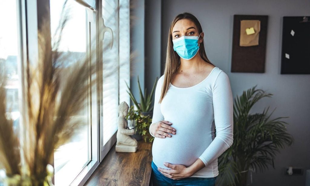 mujer embarazada con mascarilla